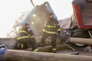 Chicago Fire Staffel 10 Folge 14 Dramatischer Unfall: Joe Minoso als Joe Cruz, Taylor Kinney als Kelly Severide