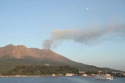 Der Vulkan Sakurajima wirft beständig Asche und Gestein in die Luft.