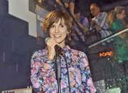Auch Pia (Isabell Horn) traut sich bei dem Karaoke-Abend im Mauerwerk auf die Bühne.  +++