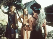 Mary (Melissa Sue Anderson, l.) und Laura (Melissa Gilbert, M.) begegnen Willie (Jonathan Gilbert, r.), der sich als Robin Hood verkleidet hat.