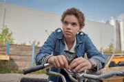 Ava (Mia Stieber) überlegt sich einen Plan um ihr geliebtes Fahrrad Lilly wieder zu bekommen.