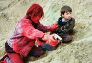 Wolf (Ralf Bauer) nimmt den 10jährigen Tommi (Thomas Rudnik) als Geisel, um seine Flucht nach dem Bankraub zu erzwingen.