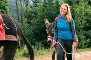 Moderatorin Andrea Grießmann und ihr Esel Villi mit dem sie auf 7-tägige Trekkingtour geht.