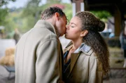 Philipp (Robin Schick, l.) nutzt einen Trost-Moment, um Ana (Soluna-Delta Kokol, r.) überraschend zu küssen.