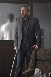 House (Hugh Laurie) möchte die psychiatrische Klinik  am liebsten sofort  wieder verlassen. Doch so leicht, wie er sich das vorgestellt hat, ist es nicht.