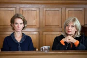 Isabel von Brede (Sabine Postel, r.) vertritt vor Gericht die Bankangestellte Corinna Melzer (Judith Engel, l.), der fünf Jahre Gefängnis drohen.