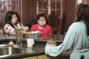 Gabrielle (Eva Longoria, r.) kann nicht fassen, dass ihre Töchter Juanita (Madison De La Garza, l.) und Celia (Daniella Baltodano, M.) heimlich Essen aus dem Müll geholt haben. Doch dann macht sie in der Lasagne eine Entdeckung ....