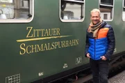 Olaf Berger vor einem Waggon der Zittauer Schmalspurbahn