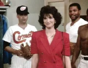 Die erfolgreiche Sportjournalistin Loretta Lee (Terri Garber) berichtet als Reporterin von einem Baseballspiel.