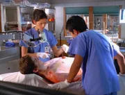 Dr. Jordan Cavanaugh (Jill Hennessy) und Bug (Ravi Kapoor) autopsieren die Leiche von Ross (Jeff Yagher). Mit dem Mann hatte Jordan kurz zuvor noch ein Blind Date.