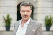 Hardy Krüger (r.) spielt Ralf Sobotta, den charmanten Staatsanwalt.