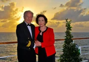 Ellen (Karin Dor) und Dr. Schröder (Horst Naumann) in "Das Traumschiff - Panama".
