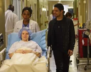 Stephanie (Jerrika Hinton, hinten) kümmert sich um ihre Patientin Sheila (Nina Rausch, l.), während Kyle (Wilmer Valderrama, r.) hofft, ein Date mit der jungen Ärztin zu bekommen ...