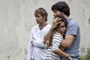 Bela (Bela Klentze, li.), Lili (Sarah Bogen) und Malte (Stefan Bockelmann) begreifen nur langsam, dass der Albtraum der Entführung endlich vorbei ist.
