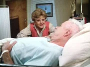 Jessica Fletcher (Angela Lansbury) besucht ihren alten Freund Seth Hazlitt (William Windom) im Krankenhaus, der sich an einem Apfel vergiftet hat.