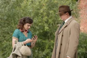 Roger Barford (Andrew Whipp) möchte Polly Beavington (Gabrielle Creevy) eine Kette schenken, nachdem er erfahren hat, dass er ihr Vater ist.