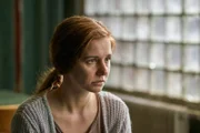 Theresa (Josefine Preuß) sitzt nach dem Mord an ihrem Bruder Leonhard im Gefängnis.