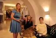 Während Markus sich auf die Suche nach Charlys vermisster Besitzerin macht, kümmern sich Emilie (Stefanie von Poser, l.), Katharina (Luise Bähr, M.) und Mia (Mia-Sophie Ballauf, r.) liebevoll um den verletzten Hund.
