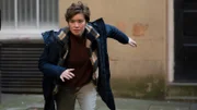 Blair Ferguson (Katie Leung) jagt einem unwilligen Zeugen hinterher.