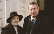 Barnaby (John Nettles) ist froh, dass sich seine Hauptzeugin, Mrs. Beverley (Thelma Barlow) beim Gericht eingefunden hat.