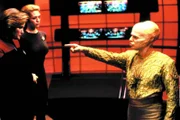 L-R:  Captain Kathryn Janeway (Kate Mulgrew),  Seven of Nine (Jery Ryan) und Arturis (Ray Wise)