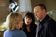 Linda (Amy Carlson, l.) bittet Danny (Donnie Wahlberg, r.) und Baez (Marisa Ramirez, M.) ihrer Kollegin zu helfen, die von ihrem gewalttätigen Ex-Mann bedroht wird ...