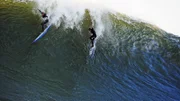 Beim sogenannten Big Wave Surfing reiten die Wassersportler bis zu 15 Meter hohe Wellen. Eine Designwerkstatt in Kalifornien arbeitet derzeit an einer Schwimmweste, die die Extremsportler bei einem Sturz vom Board schneller zurück an die Wasseroberfläche bringen soll.