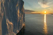 In der Abenddämmerung erscheinen Eisberge besonders eindrucksvoll – wie hier bei Ilulissat.
