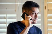 Matt Garcia (Michael Landes) telefoniert mit Nikki, um ihr zu versichern, dass er nicht in den Unfall verwickelt ist.