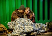 Nina und Thomas (Alina Levshin, Mišel Maticevic) kuscheln sich in der kalten U-Bahnstation zusammen und versuchen ihre Tat zu vergessen.