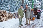 Karl (Peter Schell, re.) und Markus Riedle (Sebastian Mirow) stellen fest, dass jede Menge Holz verschwunden ist.