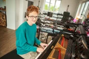 Mika Rocky Mai (14) ist sehbeeinträchtigt und kann daher keine Noten lesen. Er lernt und spielt Musik mithilfe seines absoluten Gehörs.