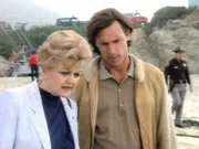 Jessica Fletcher (Angela Lansbury) und Pater Barns (Hunt Block) entdecken die Leiche des stadtbekannten Weiberhelden Evan West am Strand von Cabot Cove.