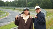 Nürburgring-erprobt - das sind Lisa und Lena nach ihrer ersten Fahrt auf der Rennstrecke defintiv!