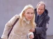 Bea (Sonia Farke) ist sauer, weil Jörg (Armin Dallapiccola) mit faulen Tricks ein Treffen zwischen ihr und Walter im Liebeswohnwagen verhindert.