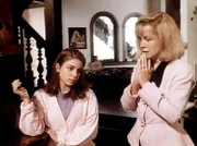 Melissa (Alanna Ubach, l.) gibt ihrer Mutter (Catherine Hicks, r.) ein falsches Alibi.