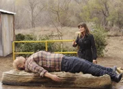Die Ermittlungen führen Brennan (Emily Deschanel) auf die sogenannte  Body Farm, auf der mit Hilfe echter Leichen diverse Verwesungsstadien untersucht werden.