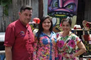 Kreuzfahrtdirektor Thomas Gleiß mit Marktfrauen in Panama City