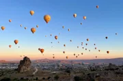 Jeden Morgen starten bis zu 160 Heißluftballons in den Himmel über Kappadokien.