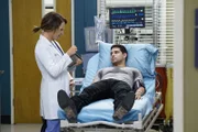 Kyle (Wilmer Valderrama, r.) wird erneut ins Krankenhaus eingeliefert. Während Jo (Camilla Luddington, l.) sich um ihn kümmert, bereut Stephanie, dass sie sich von ihm getrennt hat ...