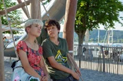 Niklas (Noah Calvin, r.) verbringt gerne Zeit mit seiner Mitschülerin Ines (Lea Drinda, l.).