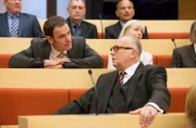 Jochen Niemeier (Anian Zollner, l.) und Karl-Heinz Kröhmer (Thomas Thieme, r.) bei der Abstimmung über den Bau von "Berlin-Tec-City" im Plenarsaal.