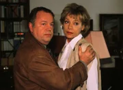 Kriminalhauptkommissar Stefan Kehler (Wolfgang Bathke) versucht Erna Hansen (Judy Winter) zu beruhigen.