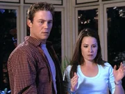 Piper (Marie Holly Combs, r.) ist frustriert über die fehlende Kontrolle ihrer neuen Kraft. Leo (Brian Krause, l.) ünterstützt sie, so weit er kann.