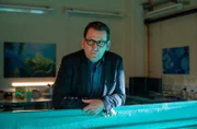 Lars (Ingo Naujoks) lehnt nachdenklich an einem Algenbecken im Forschungsinstitut.