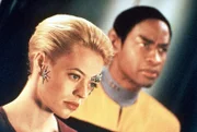 Tuvok (Tim Russ, r.) und "Seven of Nine" (Jeri Lynn Ryan, l.) beobachten den Delta-Flyer ...