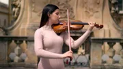 Imola Sümegi testet ihre reparierte Geige in Veszprém, eine der ältesten Städte Ungarns. (