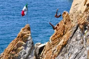 Die Felsenspringer von Acapulco, Mexiko.