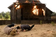 Margrethe (Josephine Park) und Niels (Jacob Lohmann) bringen sich in Sicherheit, als die Jagdhütte in Flammen aufgeht.