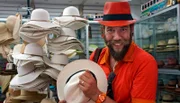 Zauberer Kalibo findet in einem Geschäft in Panama City einen orangefarbenen Panamahut, also in seiner Lieblingsfarbe.